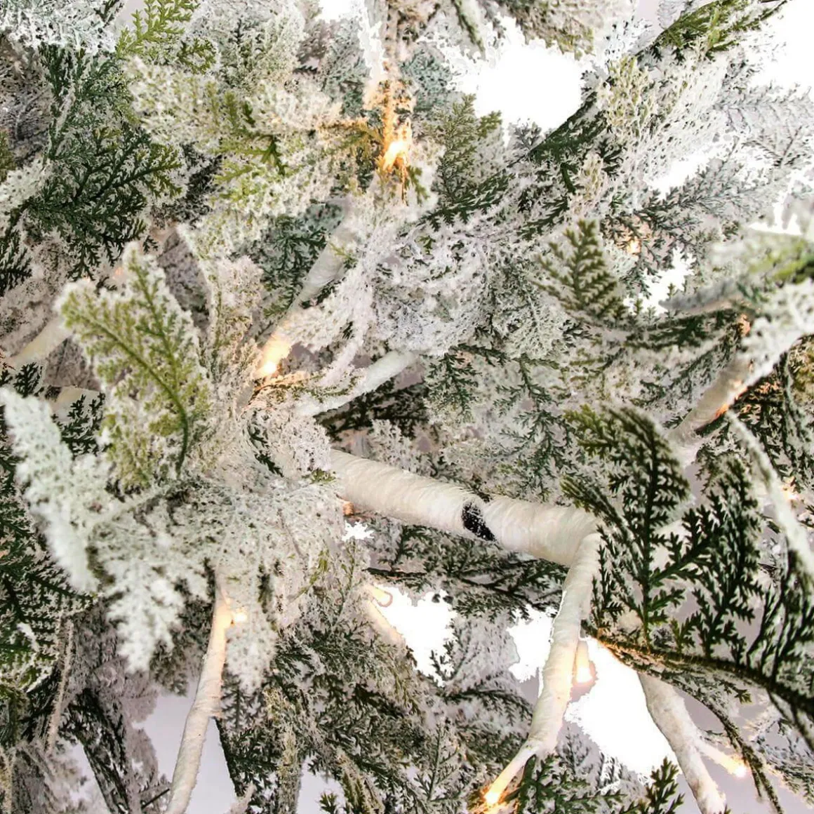 Hängender, Künstlicher Weihnachtsbaum Zeder Mit Beeisten Nadeln Und LED 300 Cm