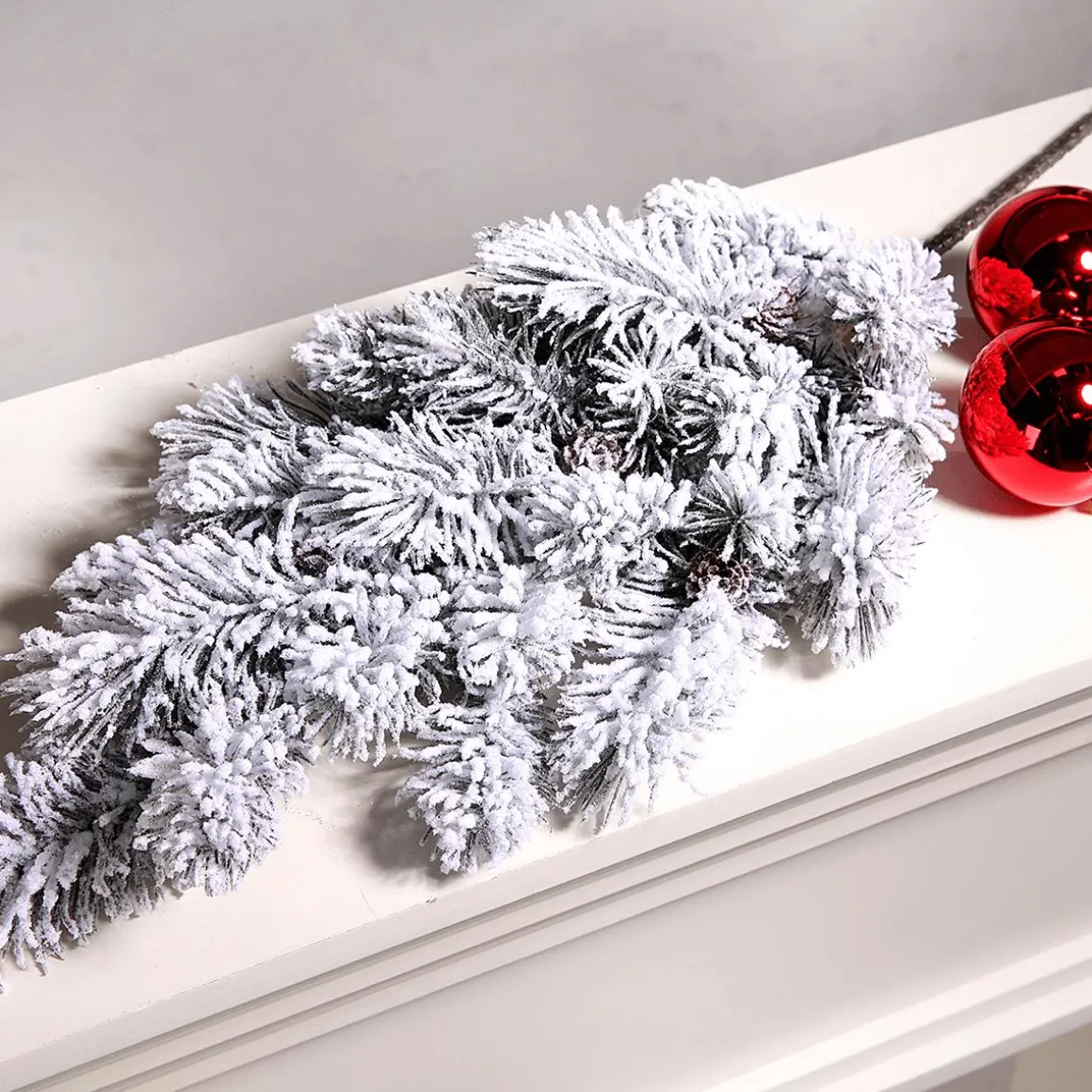 Künstlicher Tannenzweig Beschneit Mit Zapfen