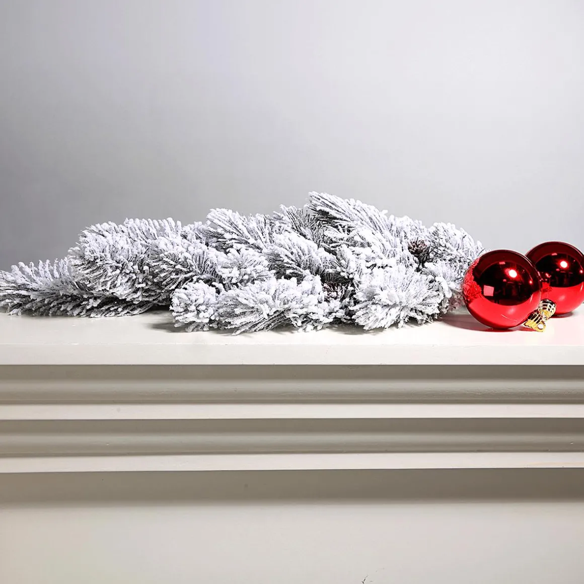 Künstlicher Tannenzweig Beschneit Mit Zapfen