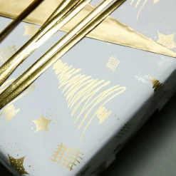 Nachhaltiges, Doppelseitiges Weihnachts-Geschenkpapier Mit Tannenbäumen & Sternen In Gold – 50 M Geschenkpapier-Rolle