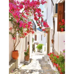 XL-Stoffbanner „mediterrane Gasse Mit Bougainvillea“ Aus Schwer Entflammbarem Fahnenstoff 150 X 200 Cm